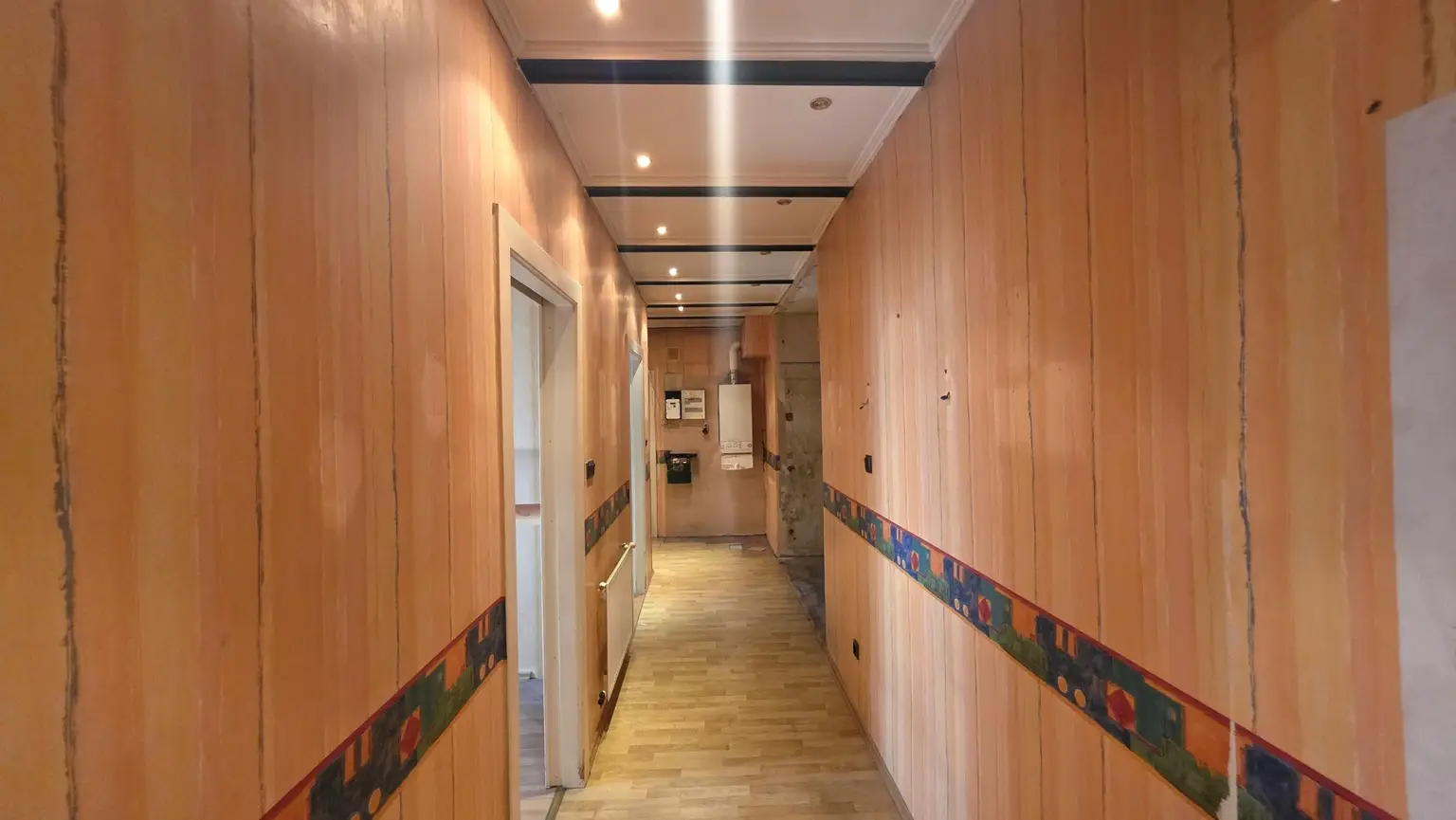 URBAN-LORITZ-PLATZ: Sanierungsbedürftige 3-Zimmer-Altbauwohnung mit Balkon