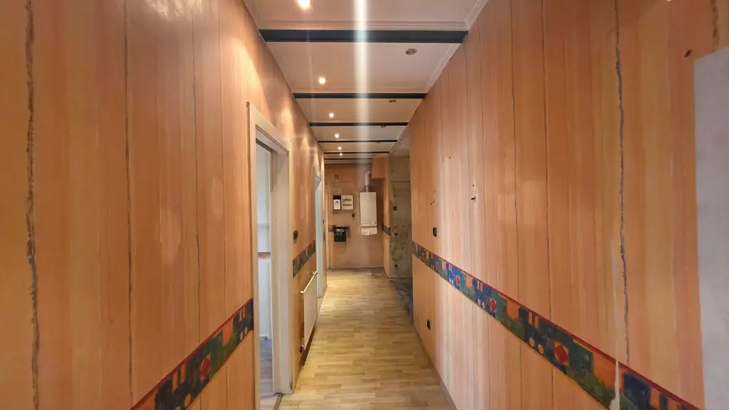 URBAN-LORITZ-PLATZ: Sanierungsbedürftige 3-Zimmer-Altbauwohnung mit Balkon