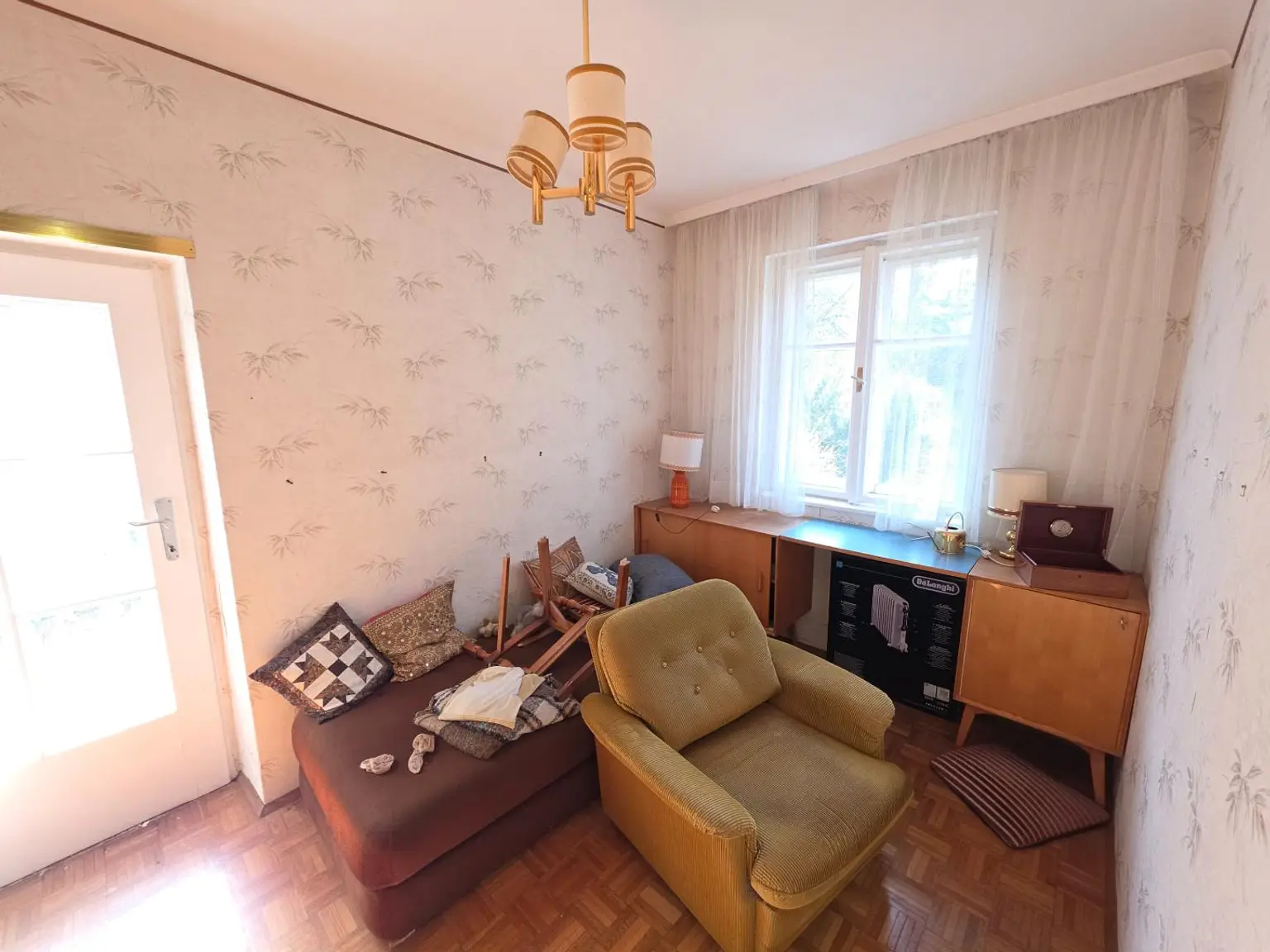 Zimmer im OG mit Zugang auf den Balkon