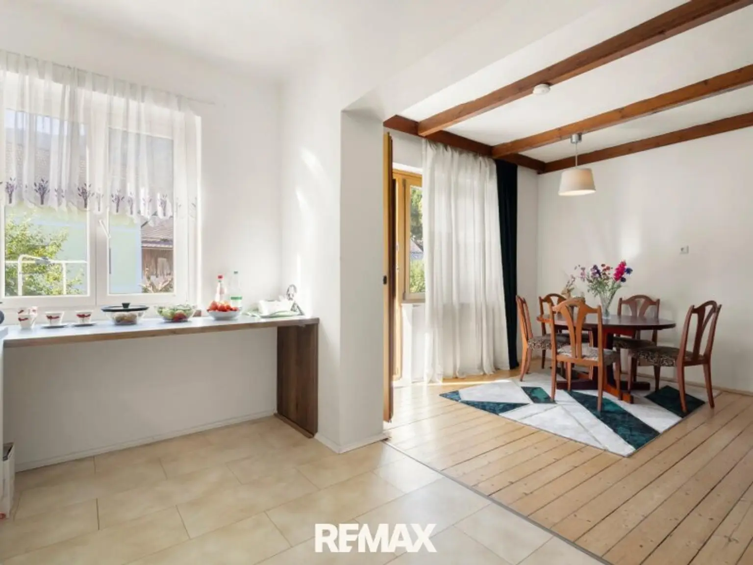 Blick von der Küche zum Esszimmer