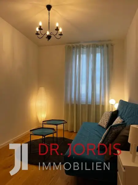 Maisonette- Dachgeschosswohnung mit Terrasse und Fernblick bis Schönbrunn, möbliert