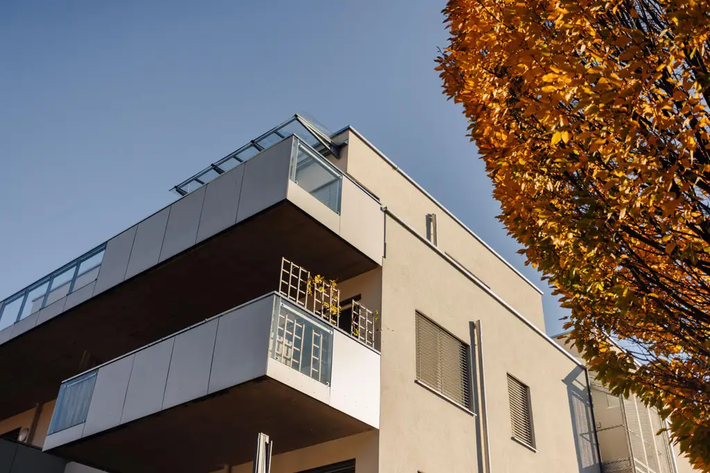 Moderne 2-Zimmer-Eigentumswohnung mit großem Balkon + Parkplatz + riesigem Kellerabteil