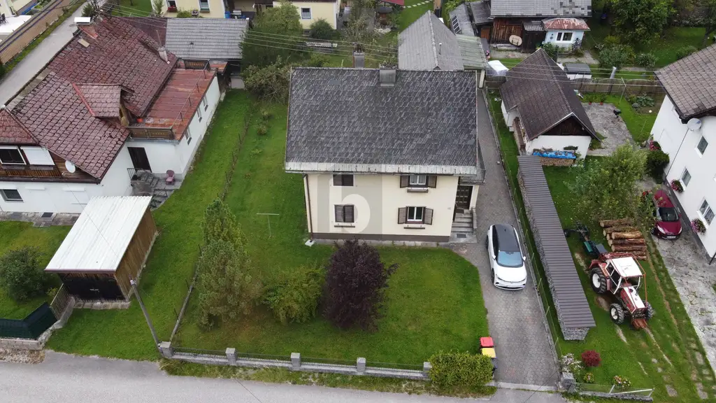 AUSBLICK AUF DIE BERGE MIT GROßEM GARTEN UND WERKSTATT