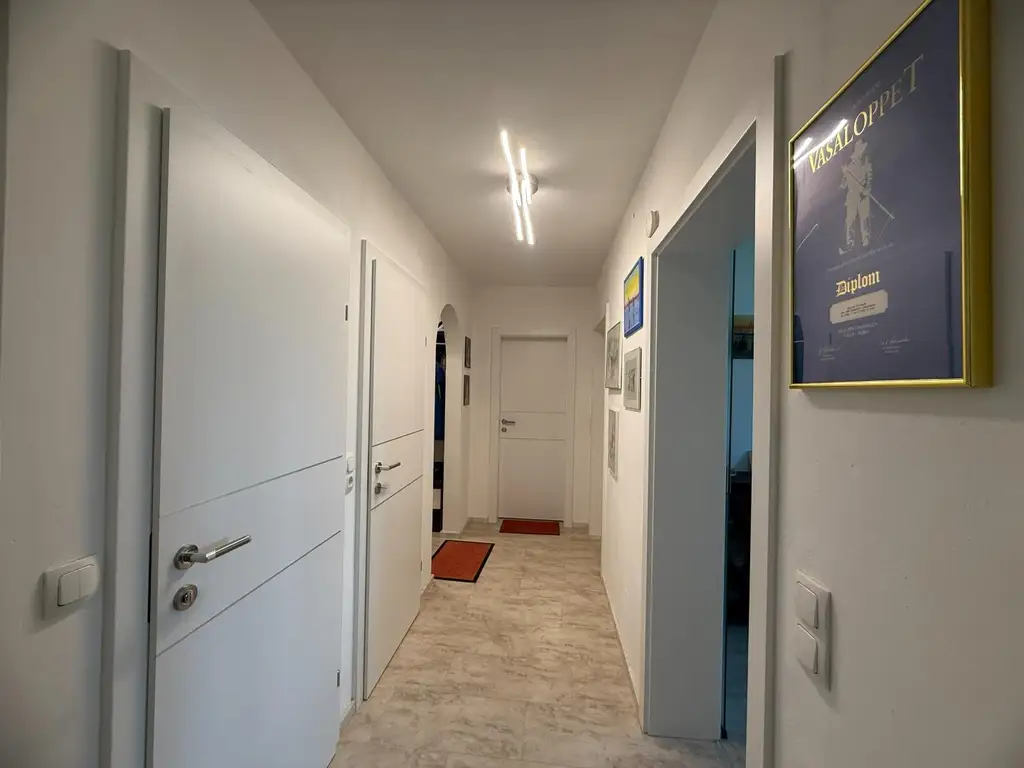 *** Hochwertig möbliert & top saniert: Stilvolle 74m²-Wohnung mit Loggia in ruhiger Lage + Carport ***