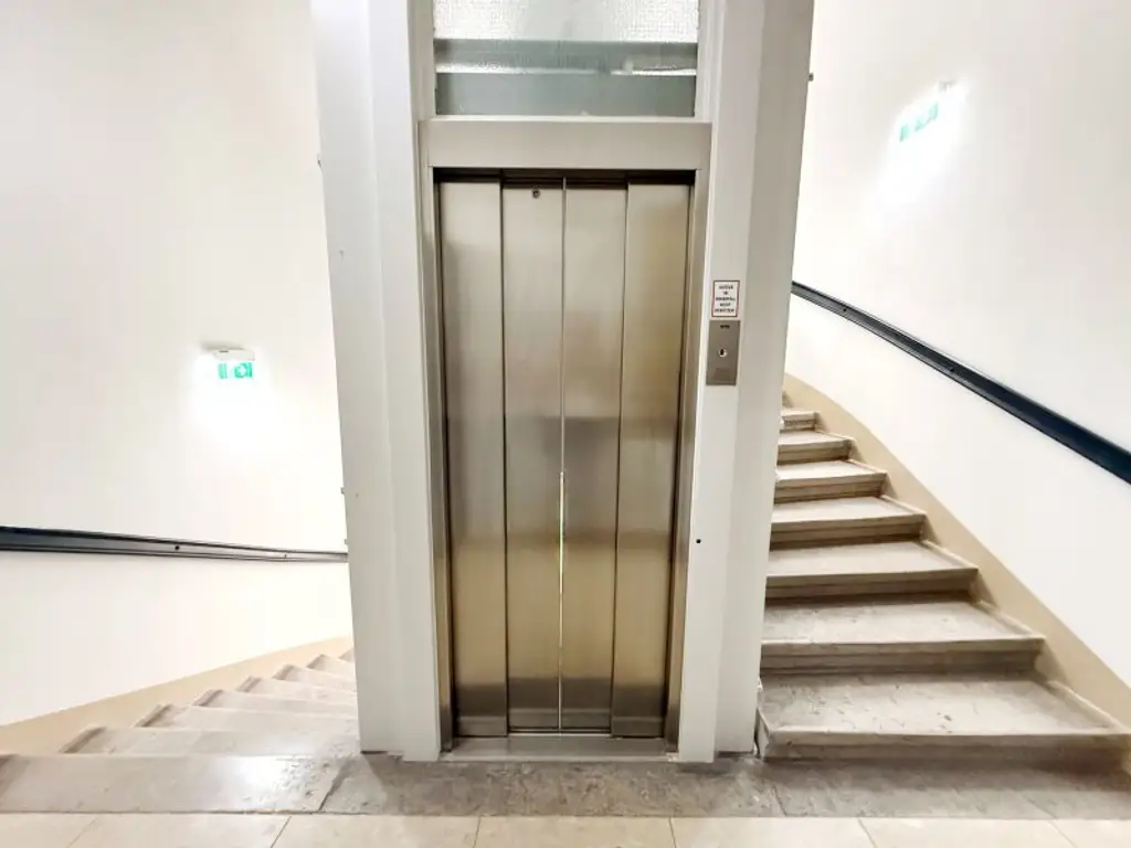 Charmante Bürofläche im sanierten Stilaltbau, unmittelbar bei der U4 und nahe dem 1. Bezirk
