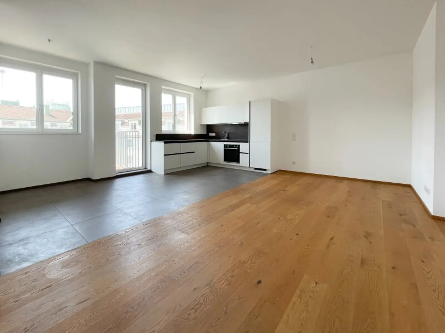 NÄHE NASCHMARKT: DG-AUSBAU IM ALTBAU - U4 Pilgramgasse - 3-Zimmerwohnung mit hofseitigem Balkon