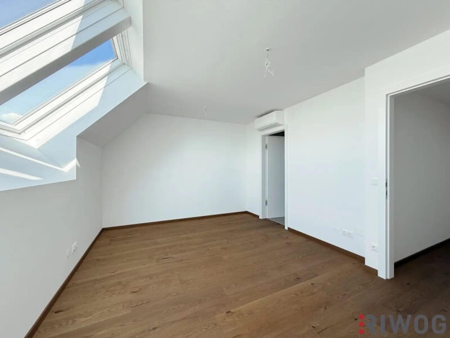 3-Zimmer Dachgeschoss-Maisonette Wohnung mit Balkon und südseitiger Innenhofterrasse | Schönbrunn-/Glorietteblick | Fernwärme | ERSTBEZUG