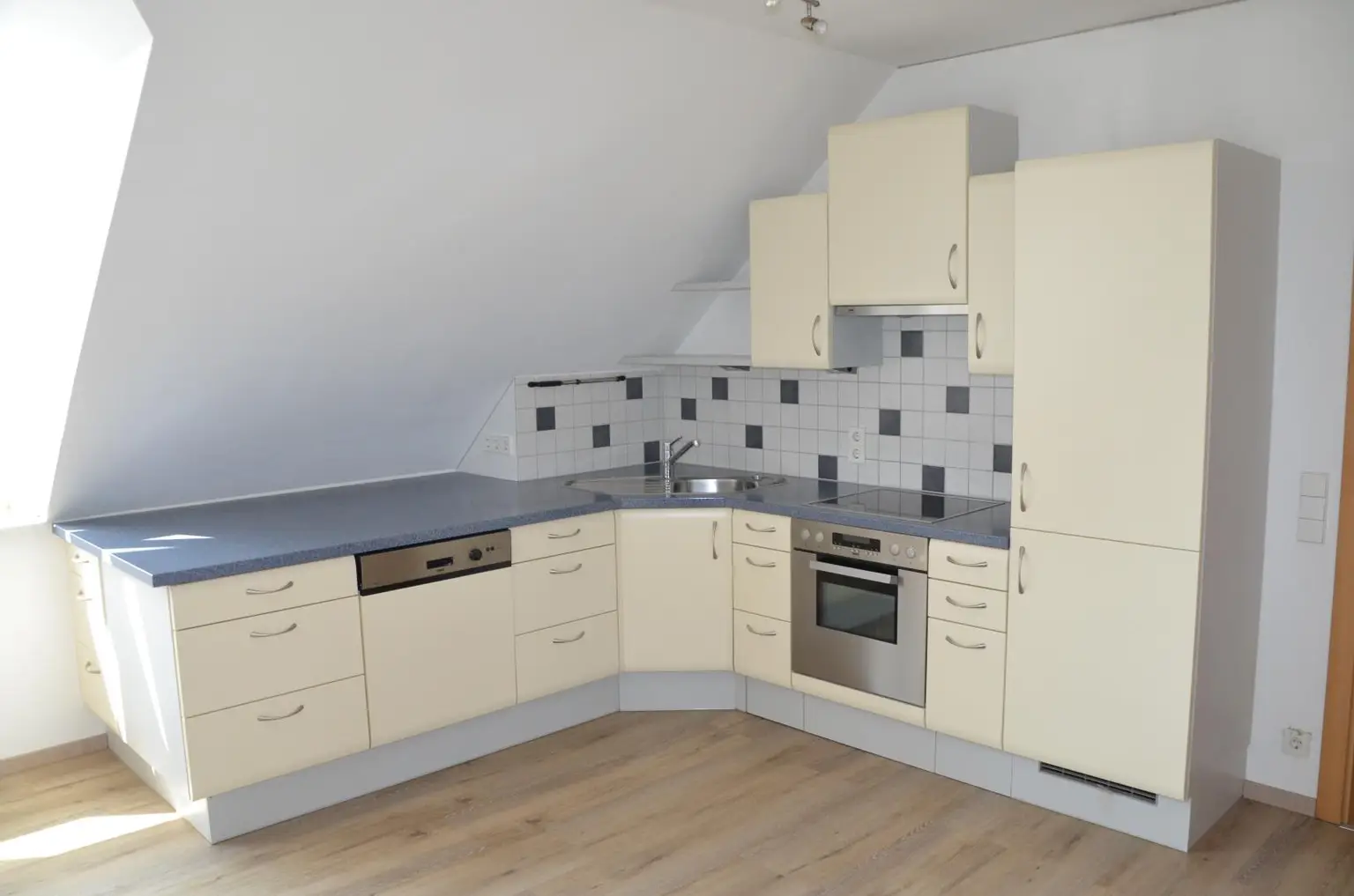 Großzügige Dachgeschosswohnung und Gartenmitbenutzung