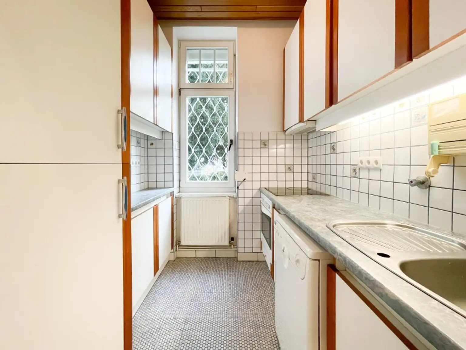 NÄHE LAINZER TIERGARTEN: Charmante 3-Zimmer-Gartenwohnung mit 218m² privater Grünfläche