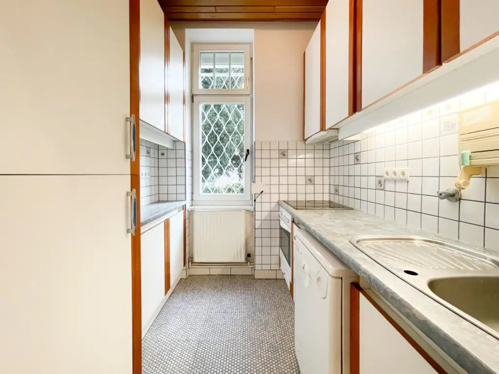 NÄHE LAINZER TIERGARTEN: Charmante 3-Zimmer-Gartenwohnung mit 218m² privater Grünfläche