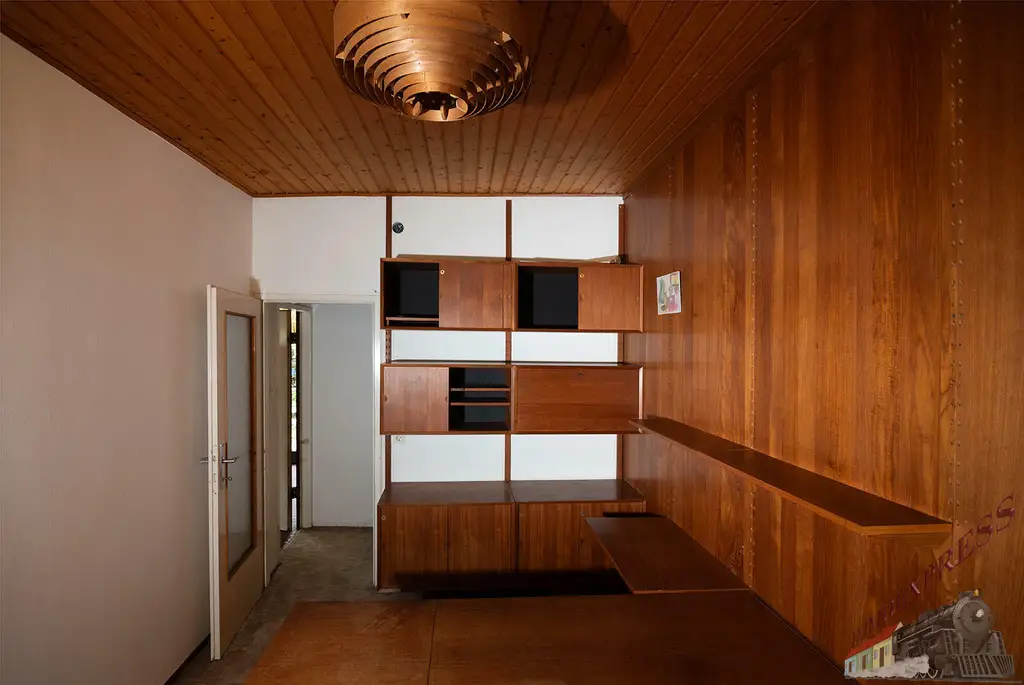 Architektenhaus mit Schwimmhalle in Ruhelage