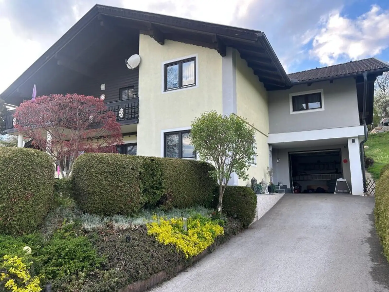 Eigennutzen oder Vermieten: Modernisiertes Zweifamilienhaus 195m² mit 6 Zimmern in verkehrsgünstiger Lage zur St Veiter Strasse , in Kärnten  € 419.000