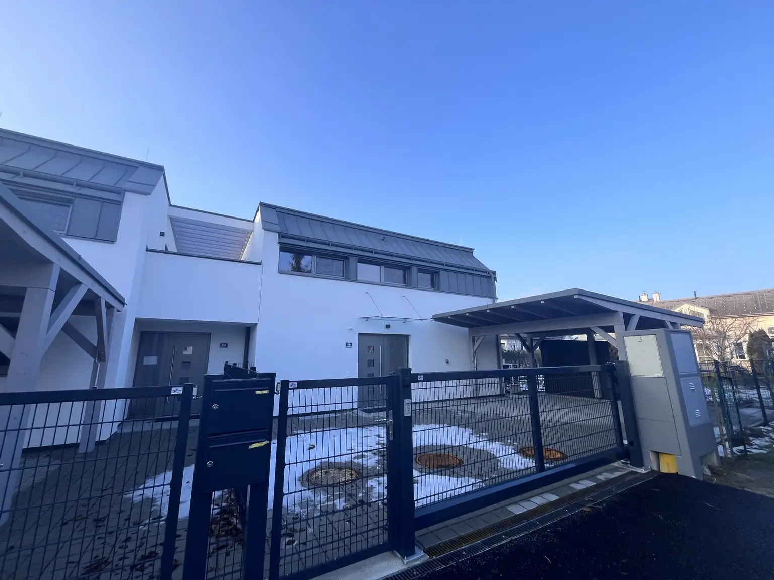 Erstbezug !! Traumhafte Doppelhaushälfte , Wohnkeller  mit Garten und 2 Stellplätzen!