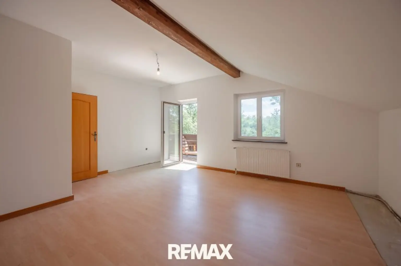 Obergeschoss: Zimmer 1 mit Ausgang auf Balkon