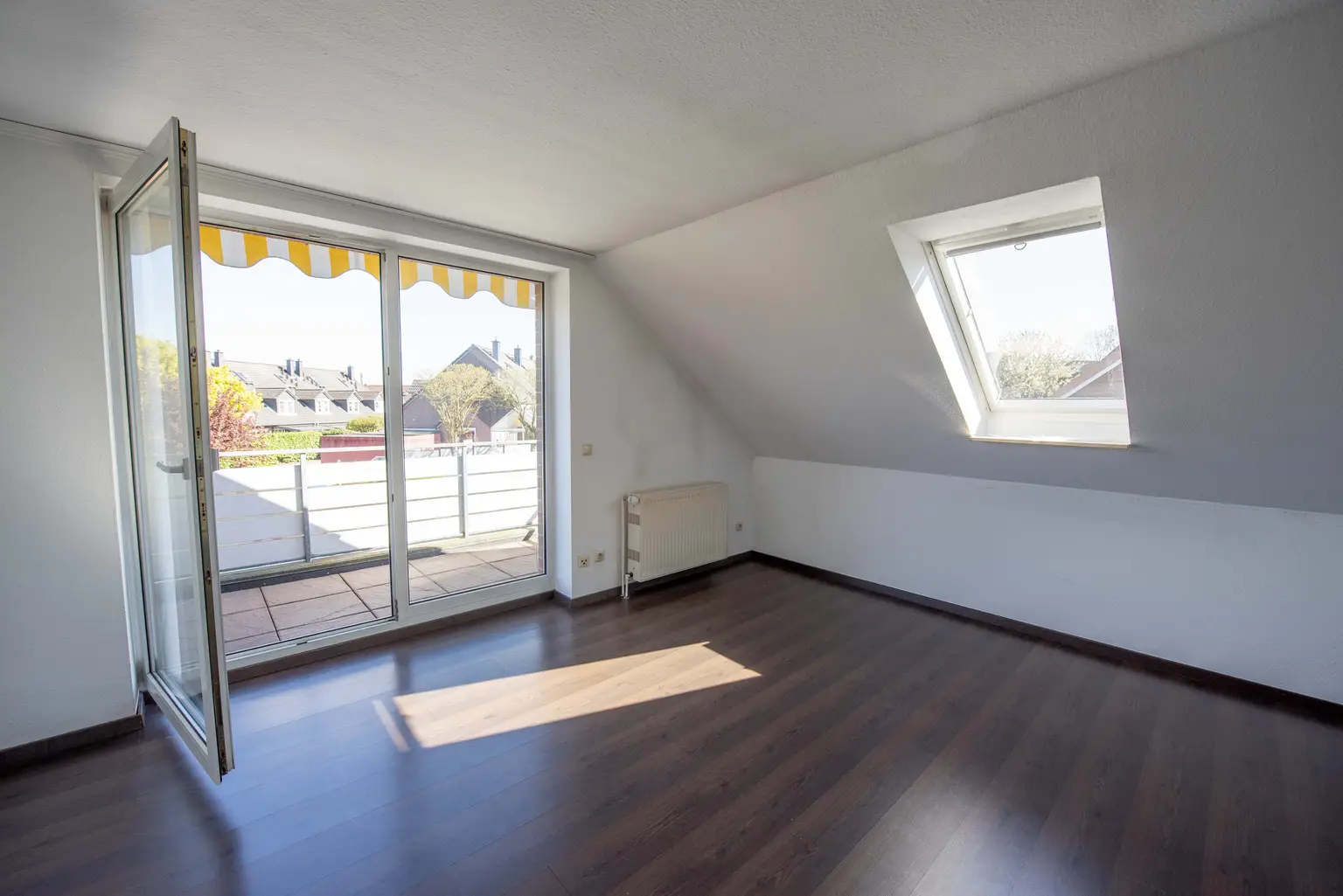 Wohnzimmer mit Balkon