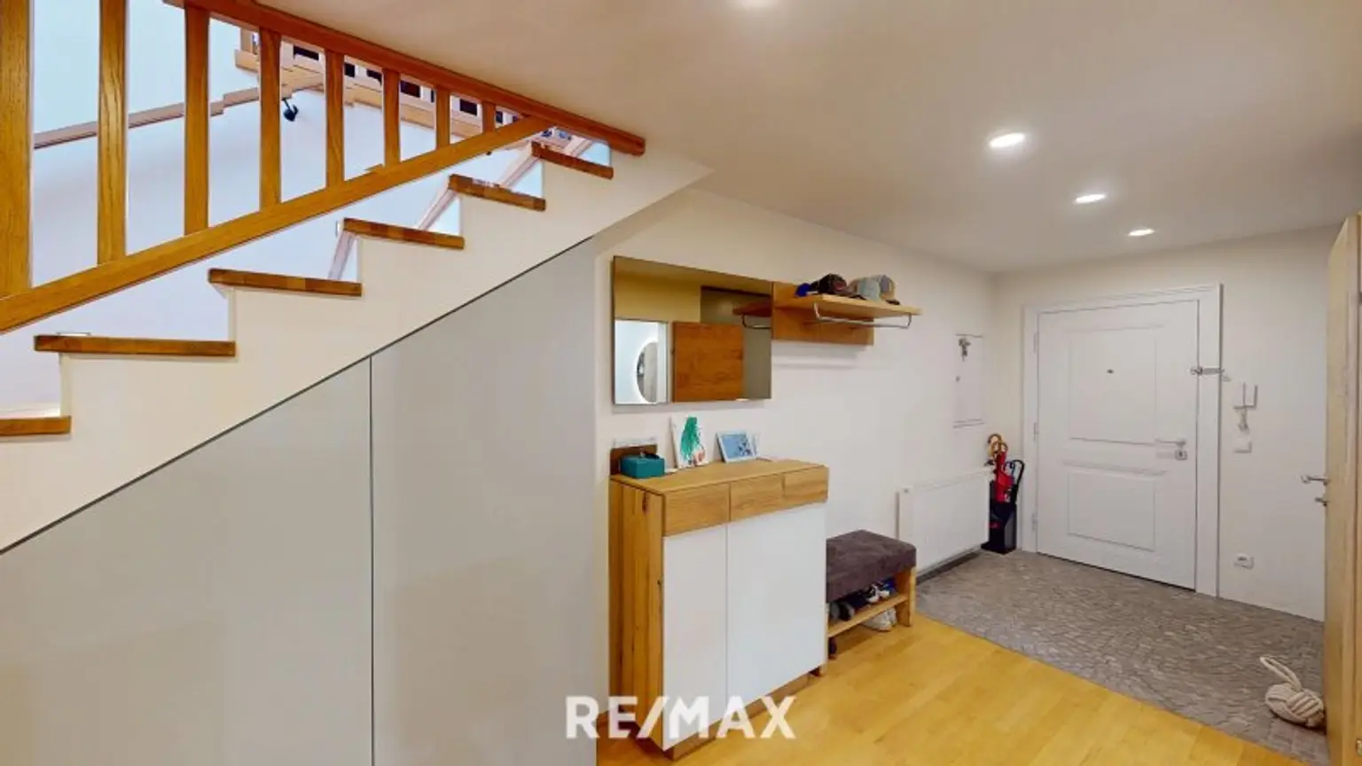 Repräsentatives Vorzimmer mit integriertem Stauraum