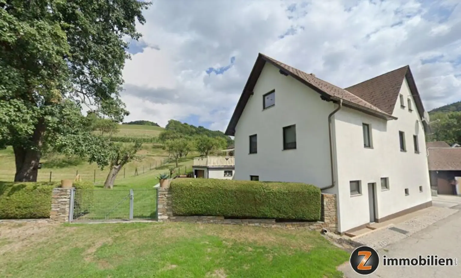 Gepflegtes Haus mit großem Garten
