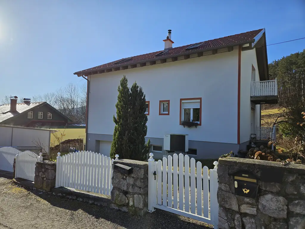 Modernisiertes Einfamilienhaus mit 1.057m² Grundstück, Luftwärmepumpe & PV-Anlage in ruhiger Ortsrandlage von Wopfing