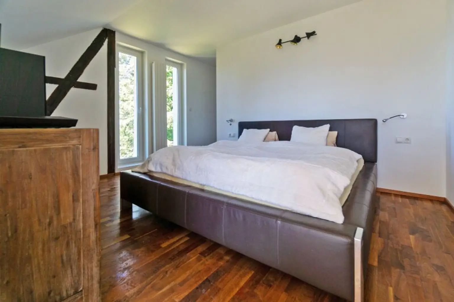 Schlafzimmer mit Zugang zu Schrankraum und Bad en Suite