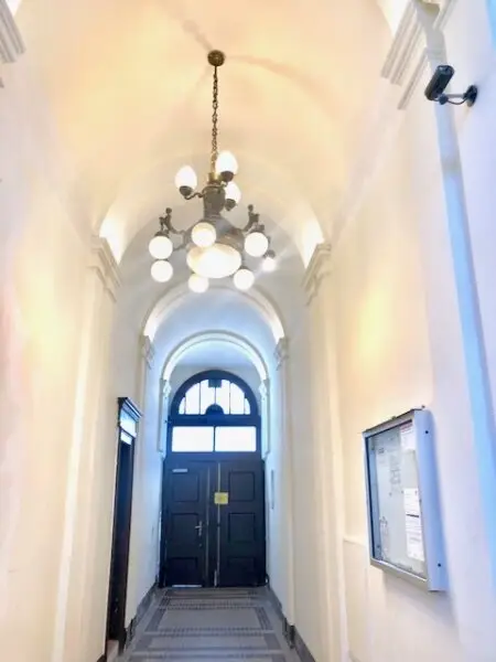 MIETWOHNUNG-INNENSTÄDTISCHE & EXQUISITE - PENTHOUSE- WOHNUNG-OHNE DACHSCHRÄGEN! mit 2,5-Zimmern in Top Lage - NASCHMARKT - 1060 WIEN!