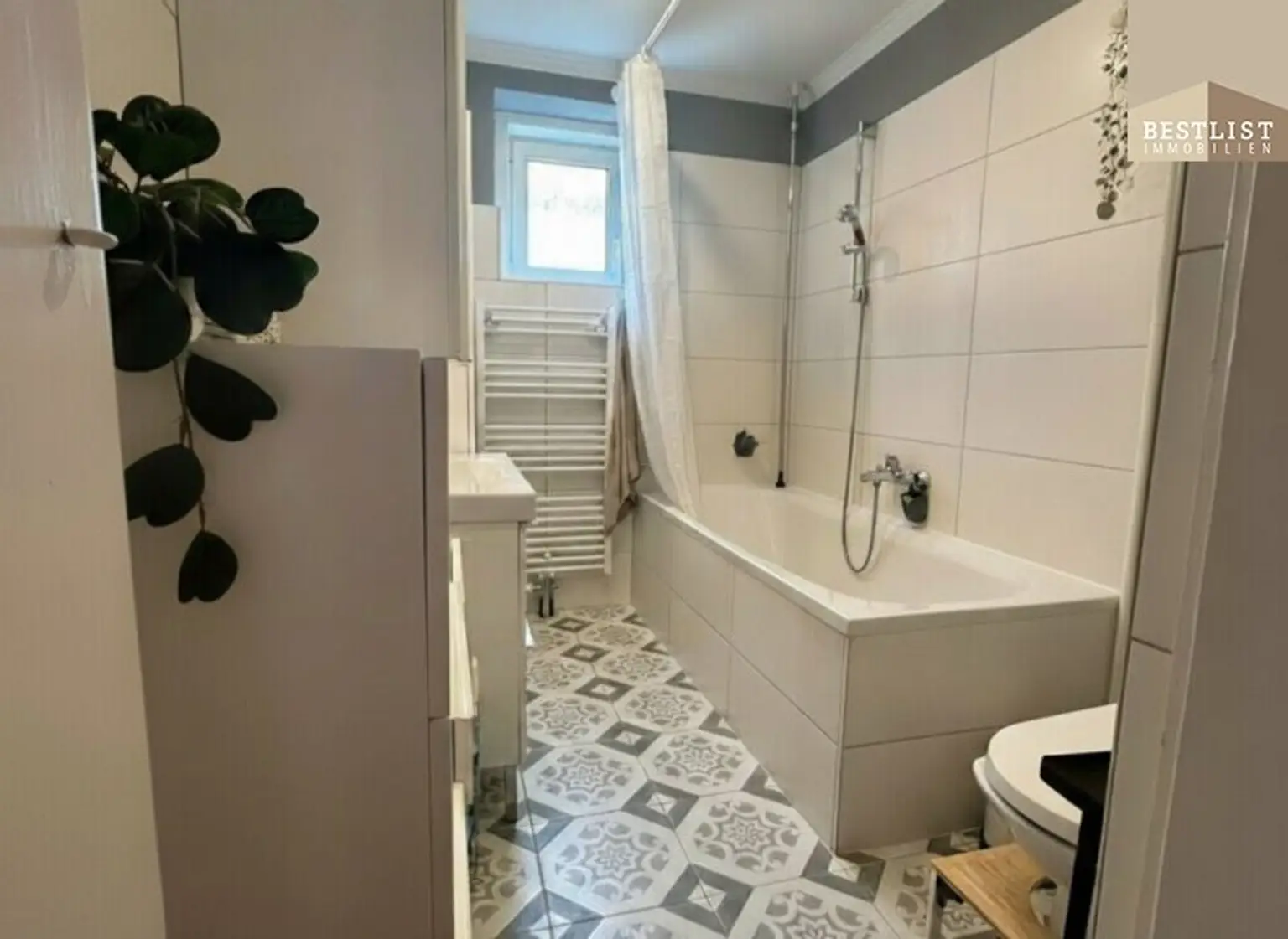 Einfamilienhaus mit Zubau - Tiefgarage und Garten