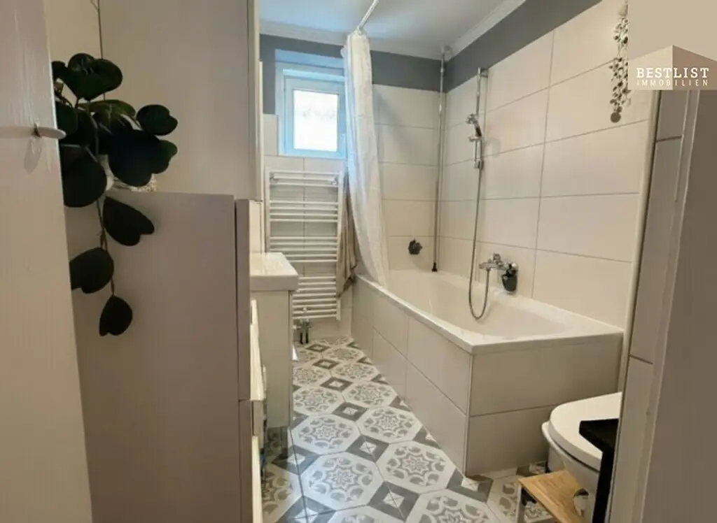 Einfamilienhaus mit Zubau - Tiefgarage und Garten