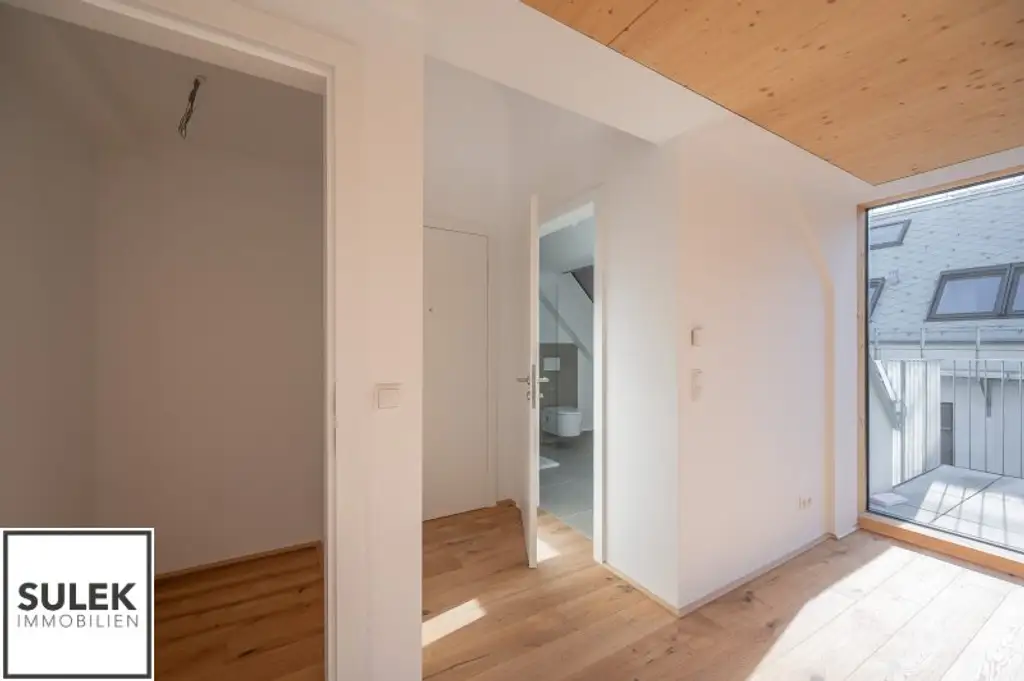 Erstbezug im Dachgeschoss mit offener Galerie-Ebene und tollen Lichtverhältnissen