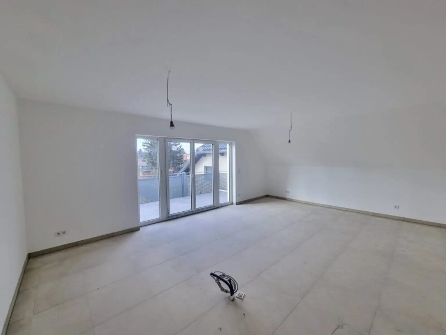Traumhafte Erstbezug-Wohnung mit Balkon und zwei Stellplätzen – optimale Bahnverbindung nach Wien
