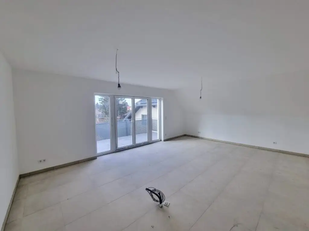 Traumhafte Erstbezug-Wohnung mit Balkon und zwei Stellplätzen – optimale Bahnverbindung nach Wien