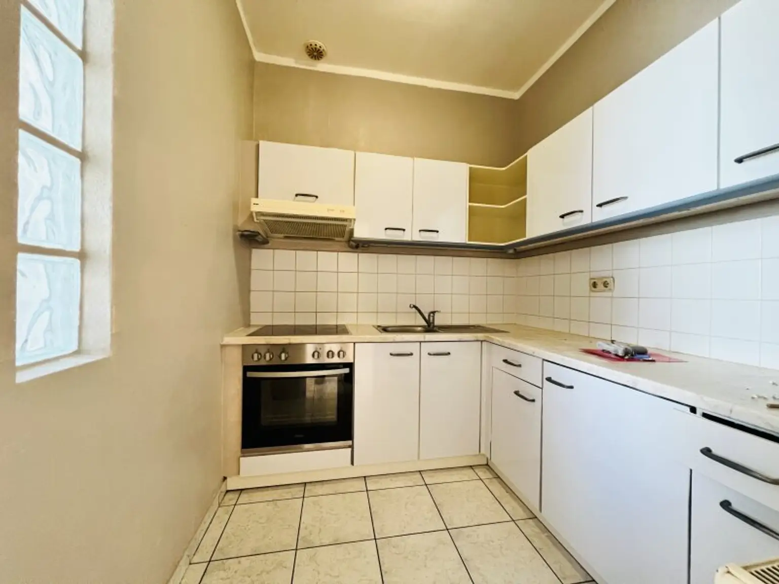 Sehr helle - südseitige - 2 Zimmer Wohnung im 3. Stock ohne Lift - BITTE NUR SCHRIFTLICH ANFRAGEN
