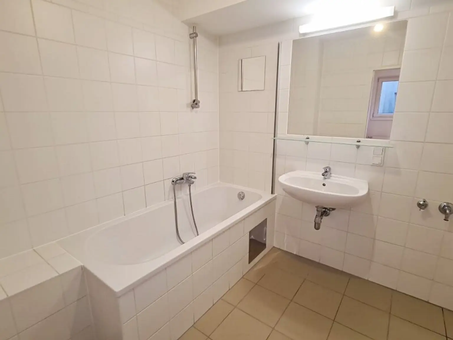 DACHGESCHOSS, sonnige 74 m2 Neubau, Wohnküche, 2 Zimmer, Wannenbad, Parketten, Holbeingasse