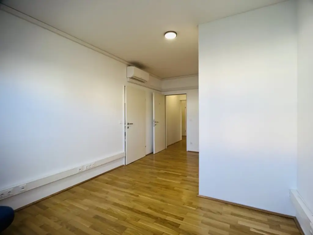 Vielseitig nutzbare, sanierte Praxis / Wohnung in zentraler Bahnhofsnähe in Brunn am Gebirge – Kauf oder Miete möglich!