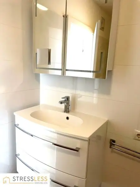 Top renovierte 2 Zimmer Mietwohnung - SOFORT beziehbar!   Miete bereits inkl. 2 PKW-Stellplätzen!