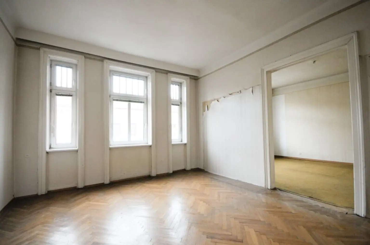 3-ZIMMER-ALTBAU MIT BALKON - SANIERUNGSBEDÜRFTIG IN TOP LAGE!