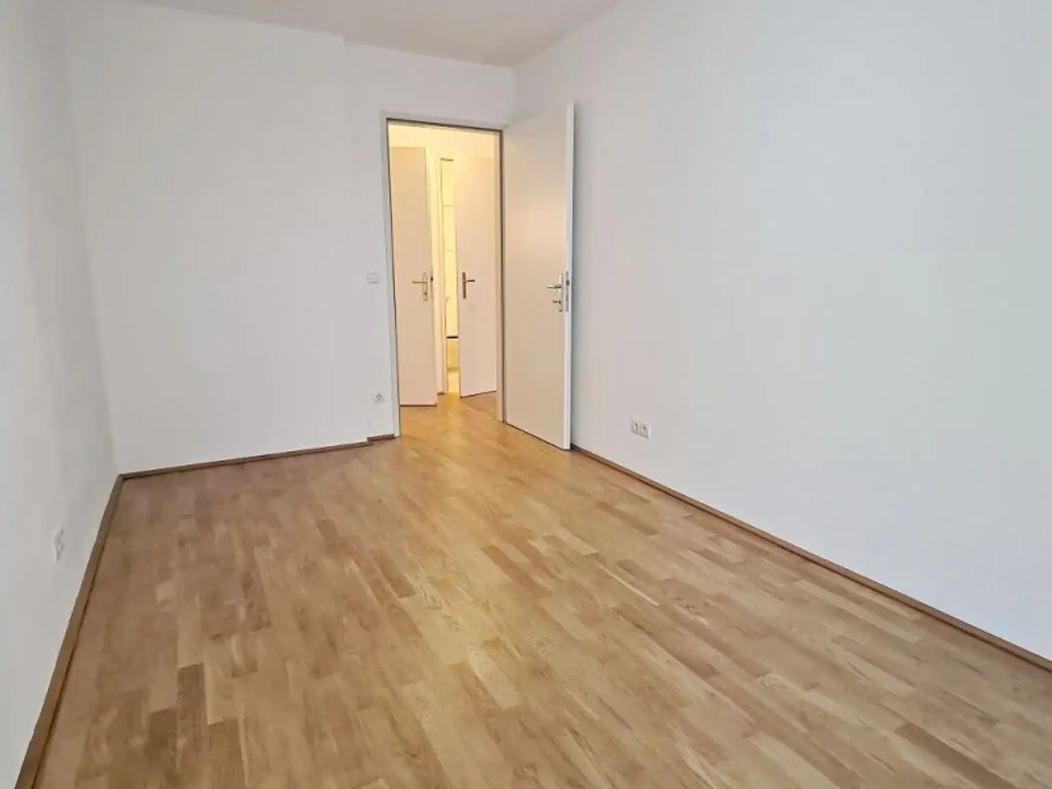 EIGENGARTEN, LORYSTRASSE, 75 m2 Neubau mit 23 m2 Garten, 2 Zimmer, Wohnküche, Wannenbad, Parketten, 1. Liftstock