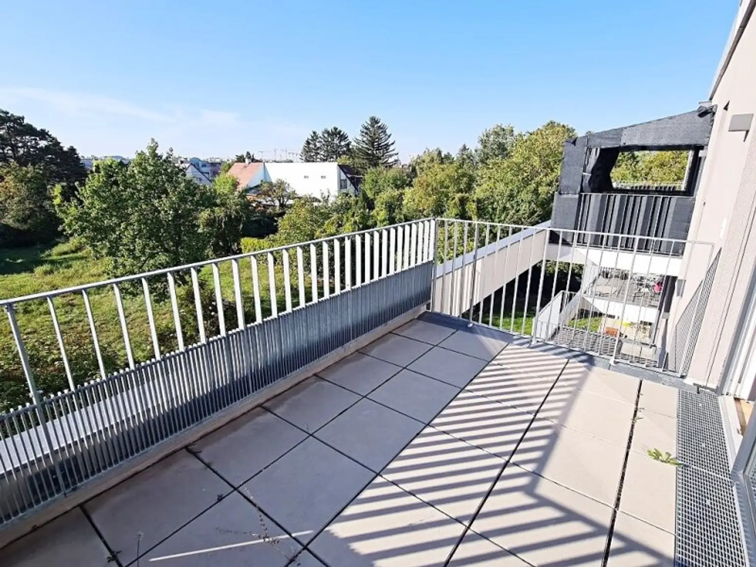 NEUBAU-RENDITEOBJEKT IM GRÜNEN, freier Mietzins, 10 Wohneinheiten mit Freiflächen, 5 Stellplätze, 748 m2 Grundstück, Aspern, U2-Nähe