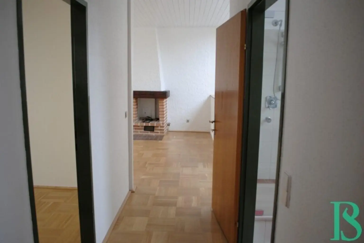 Zimmer 1 Blick Wohnbereich / Kamin Zimmer