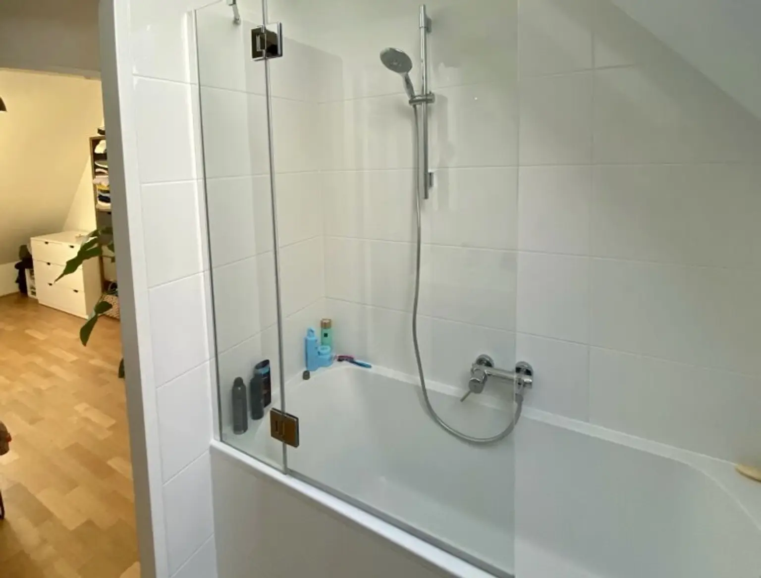 VOLL MÖBLIERTES traumhaft ruhiges Dachgeschoss-Appartement mit Terrasse und perfektem Öffi-Anschluß