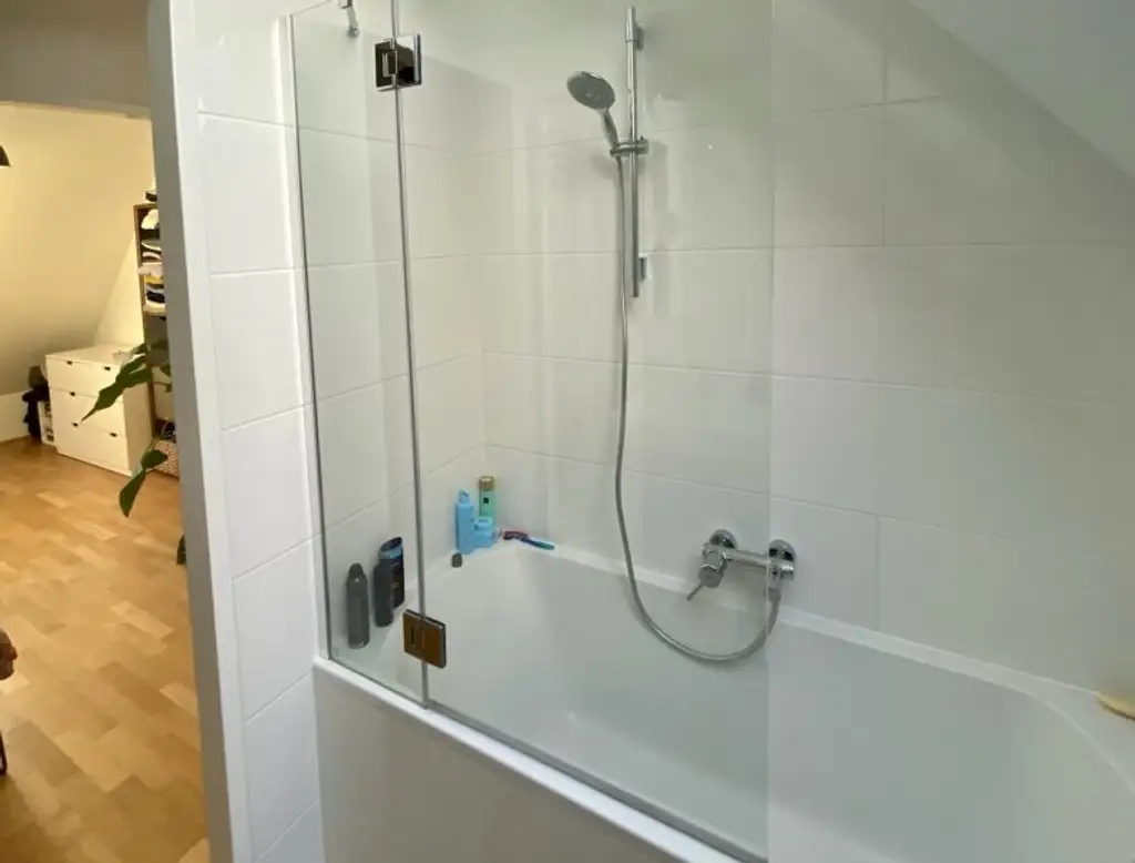 VOLL MÖBLIERTES traumhaft ruhiges Dachgeschoss-Appartement mit Terrasse und perfektem Öffi-Anschluß
