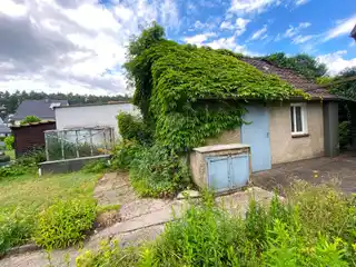 Gartenansicht mit Schuppen