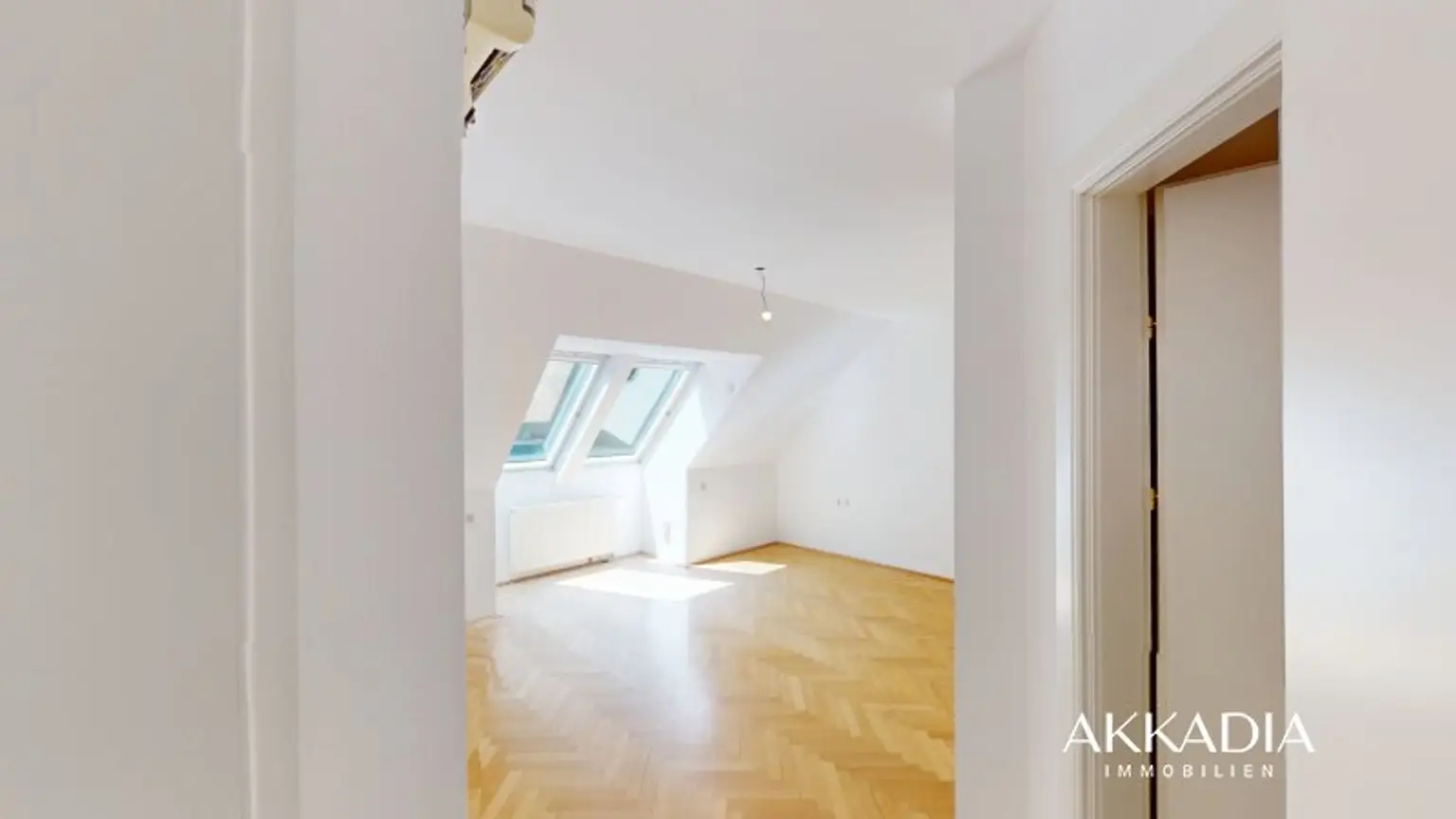 Elegante Dachgeschosswohnung mit Gartenblick, Terrassen und Garage