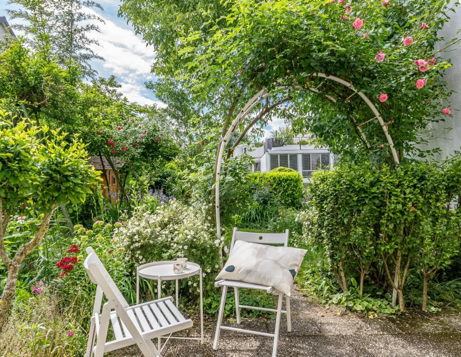 LEONDING: CHARMANTES REIHENHAUS MIT GARTEN, DACHTERRASSE, POOL UND 2 GARAGEN