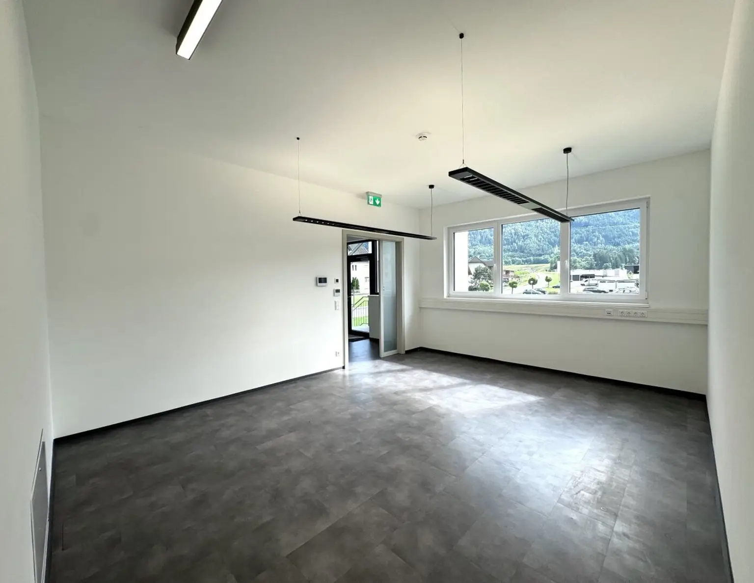 Moderne Büro- und Praxisräumlichkeiten mit 145m² in neuwertigem Firmengebäude zu vermieten!