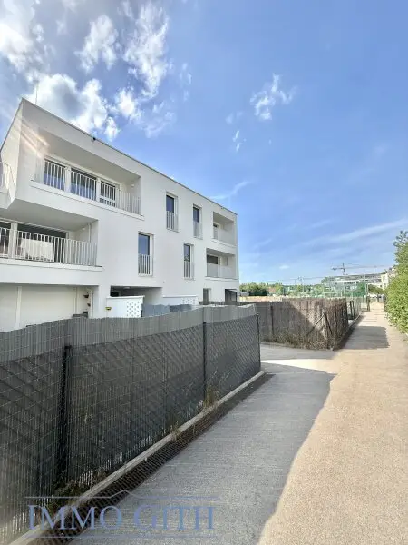 STAMMERSDORFER RUHELAGE: MODERNE 2-ZIMMER-WOHNUNG MIT NEUER KÜCHE, LOGGIA & TERRASSE ZU MIETEN!