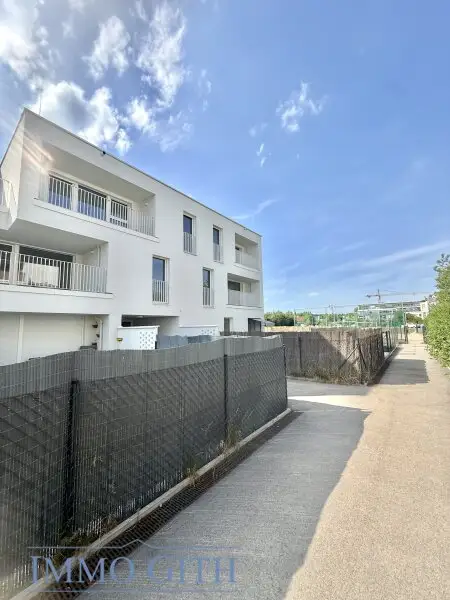 STAMMERSDORFER RUHELAGE: MODERNE 2-ZIMMER-WOHNUNG MIT NEUER KÜCHE, LOGGIA & TERRASSE ZU MIETEN!