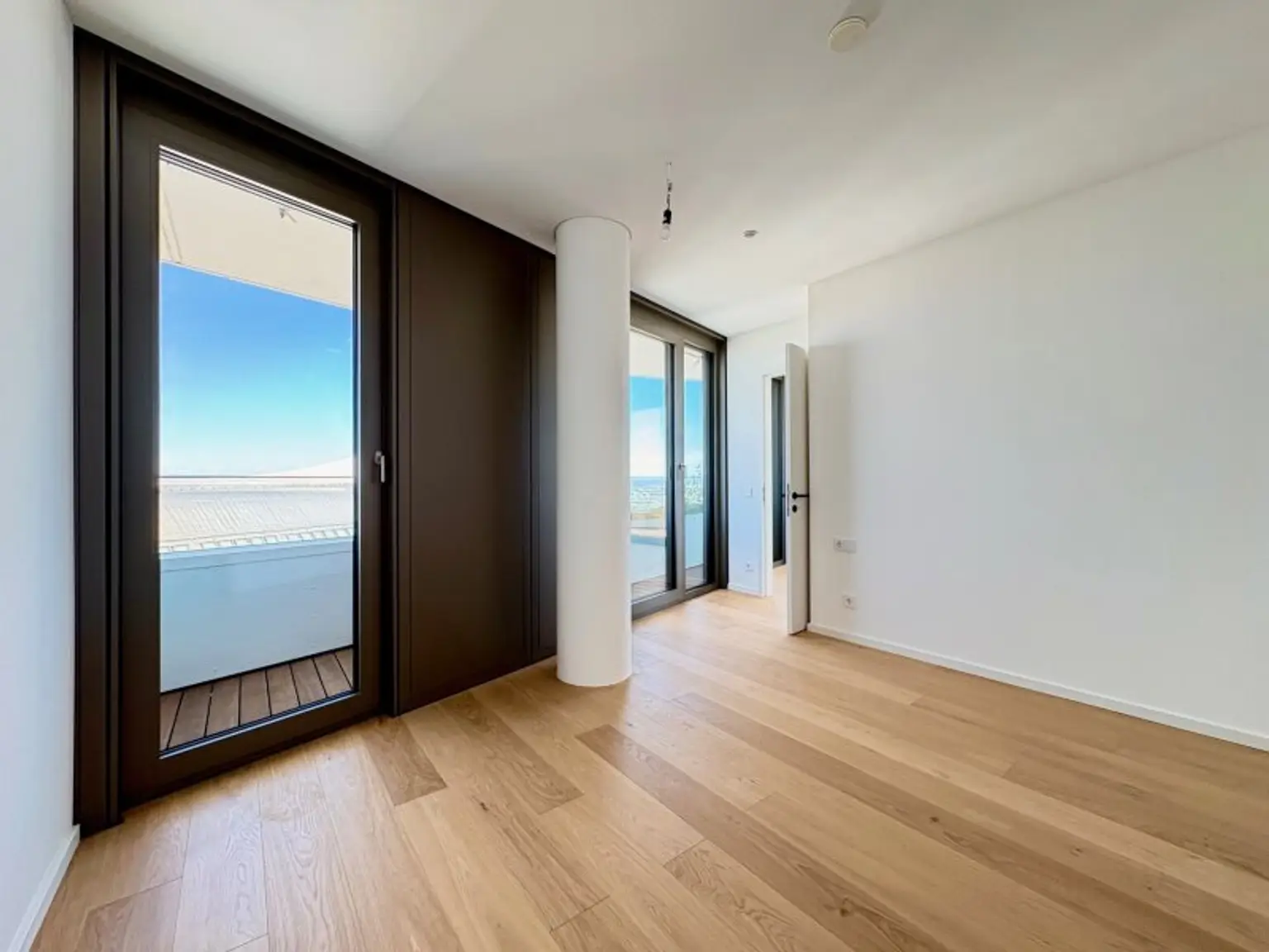 LUXURIÖSE 3-ZIMMER-WOHNUNG MIT 2 BÄDERN, GARAGENPLATZ UND ATEMBERAUBENDEM PANORAMABLICK