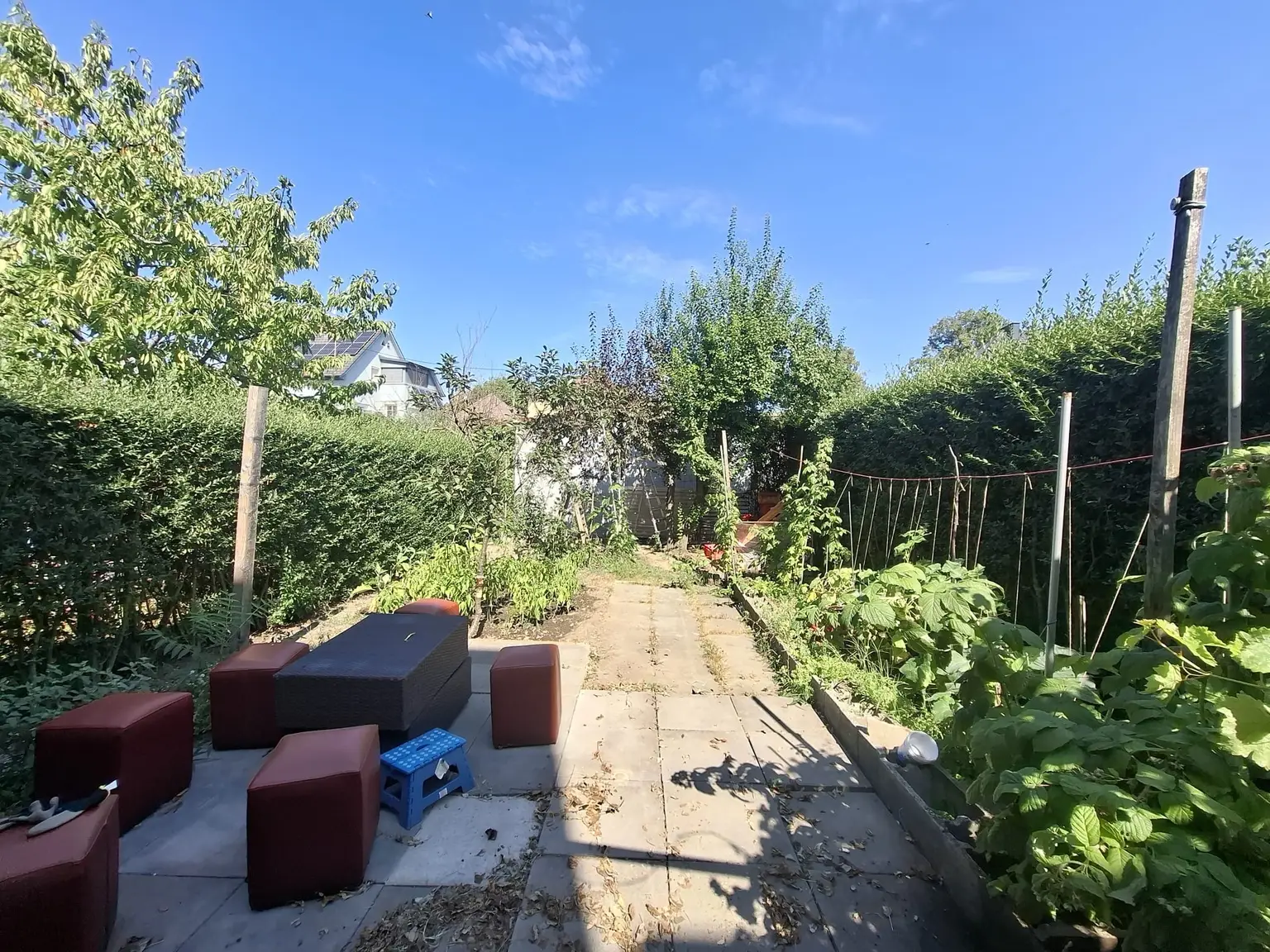 Wohnen wie im eigenen Haus – 4 Zimmerwohnung mit Eigengarten & Stellplatz in Ruhelage – PROVISIONSFREI