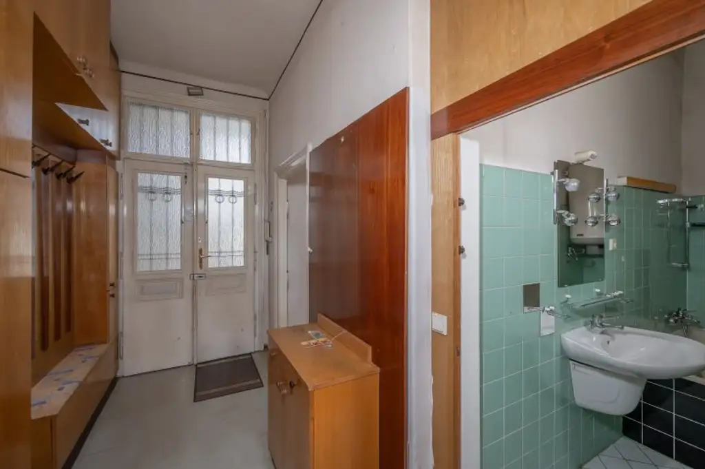 ++RG71++ Altbaujuwel zum Sanieren – 2,5-Zimmer Wohnung mit guter Raumaufteilung