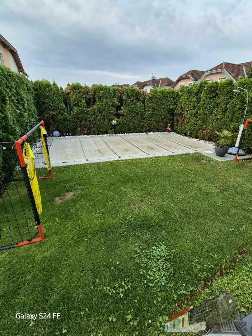 Modernes Eckeihenhaus mit Keller und mit Garten, Pool & Garage in Toplage von Münchendorf