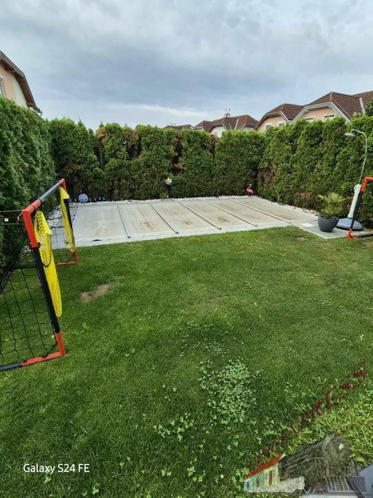 Modernes Eckeihenhaus mit Keller und mit Garten, Pool & Garage in Toplage von Münchendorf